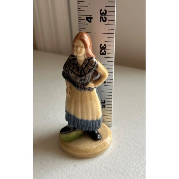 Vintage Wade Whimsies Figurine Woman In Shawl Collectible Ceramic Figure 3" - Picture 6 of 7